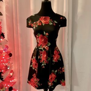 B. Darlin Black Dress with Red Roses junior sz 1/2 stretch Worn once Like New
